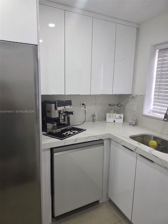 For Rent: $1,900 (2 beds, 1 baths, 764 Square Feet)