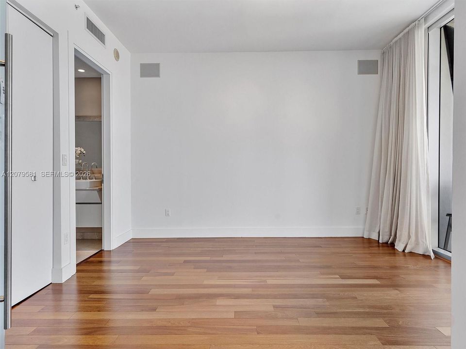 2nd bedroom - access to balcony