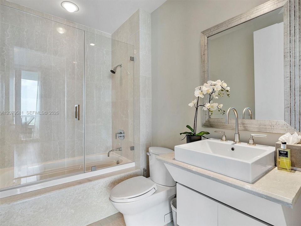 2nd en suite bathroom