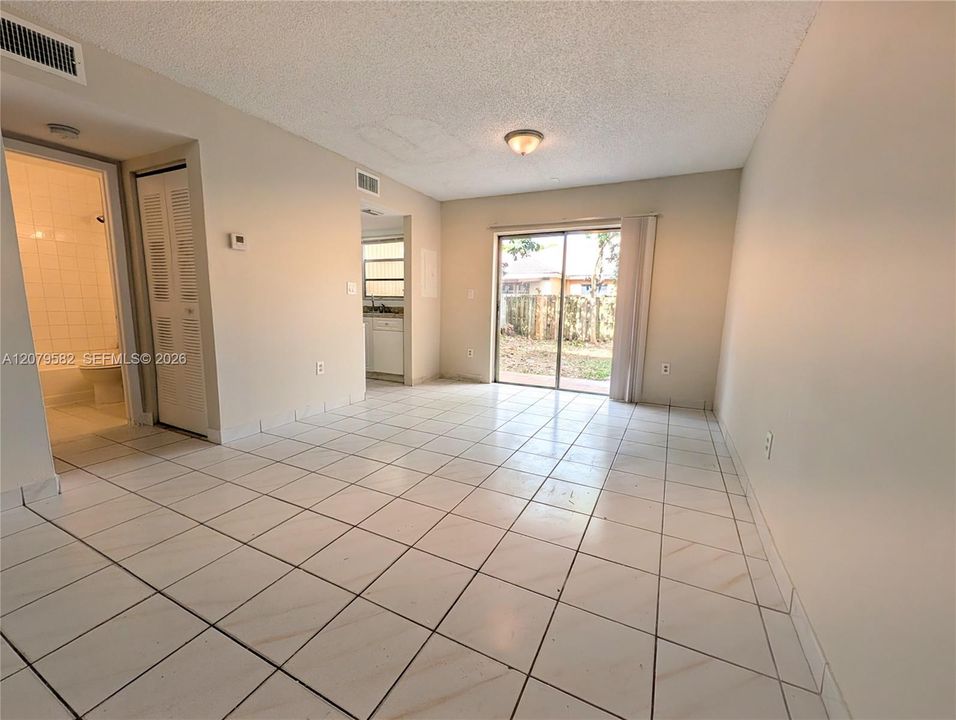 В аренду: $1,990 (3 спален, 2 ванн, 1232 Квадратных фут)