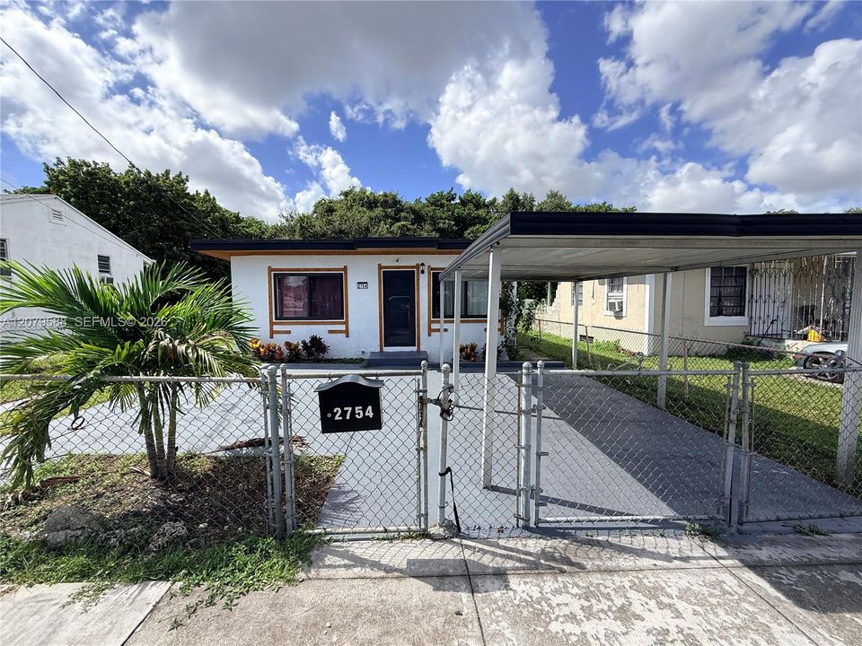 For Rent: $2,800 (3 beds, 2 baths, 725 Square Feet)
