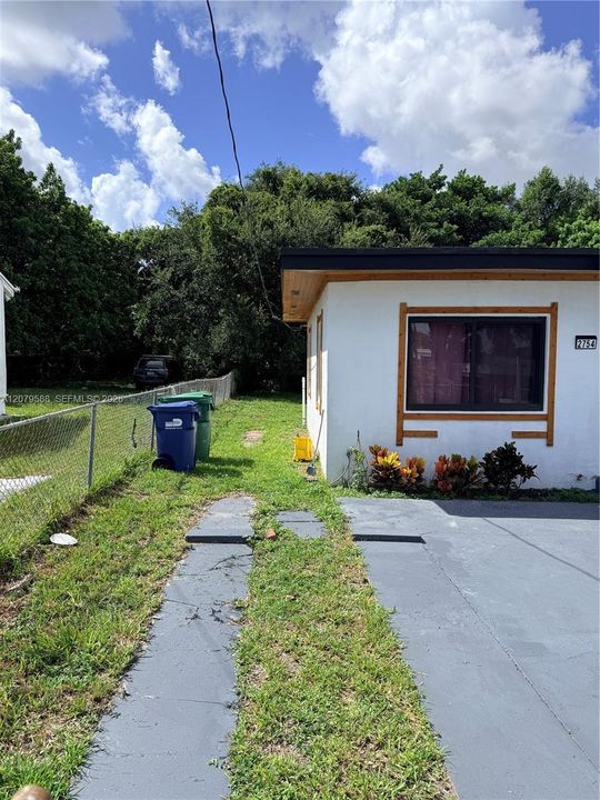 For Rent: $2,800 (3 beds, 2 baths, 725 Square Feet)