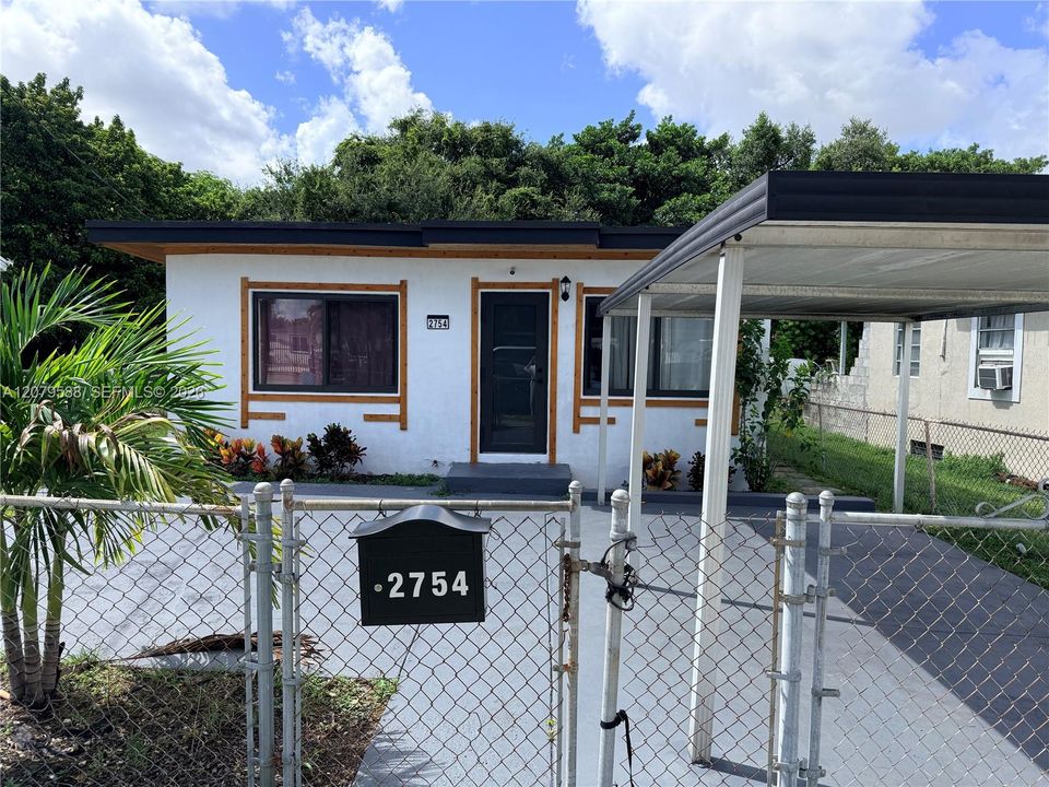 For Rent: $2,800 (3 beds, 2 baths, 725 Square Feet)