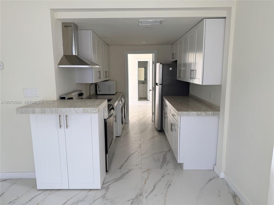 For Rent: $2,800 (3 beds, 2 baths, 725 Square Feet)