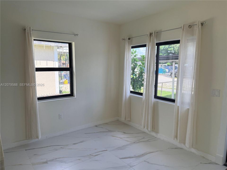 For Rent: $2,800 (3 beds, 2 baths, 725 Square Feet)
