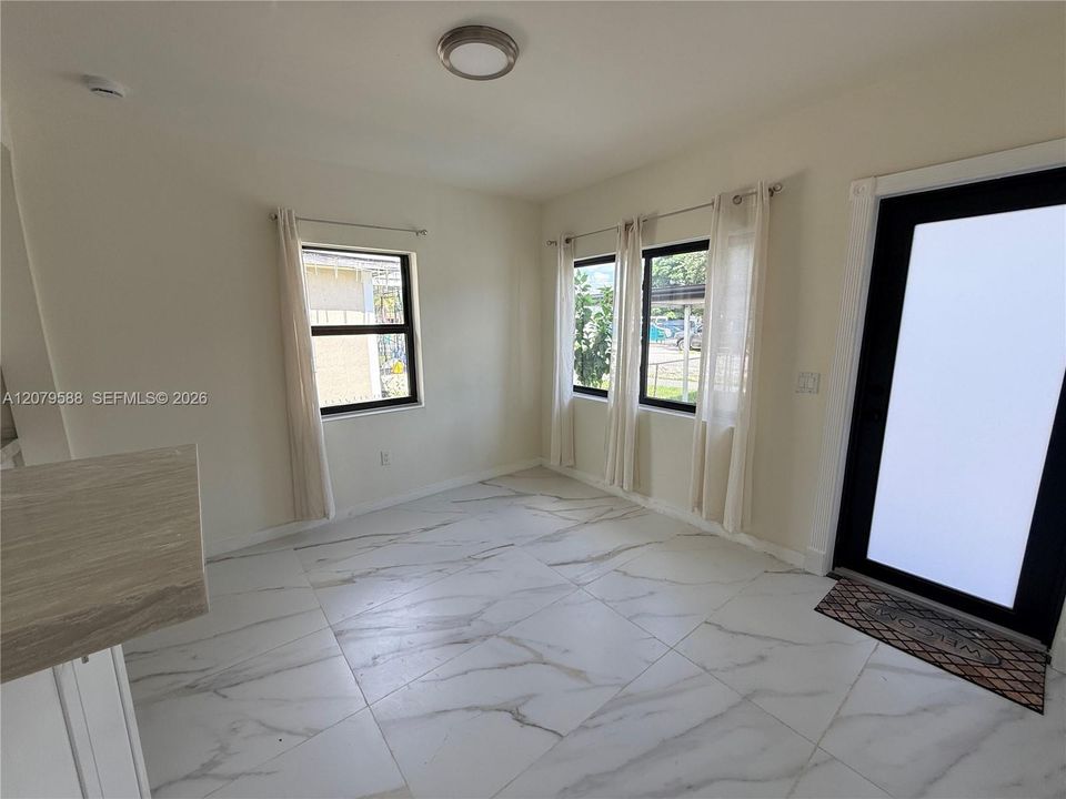 For Rent: $2,800 (3 beds, 2 baths, 725 Square Feet)