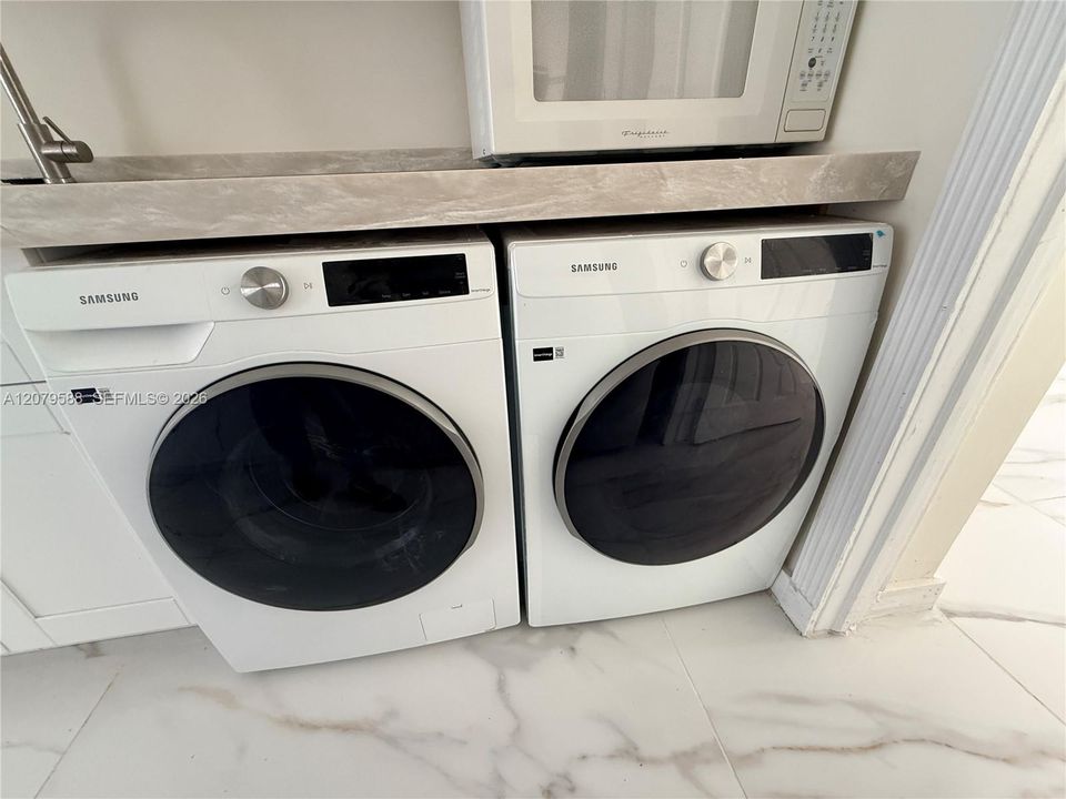 For Rent: $2,800 (3 beds, 2 baths, 725 Square Feet)