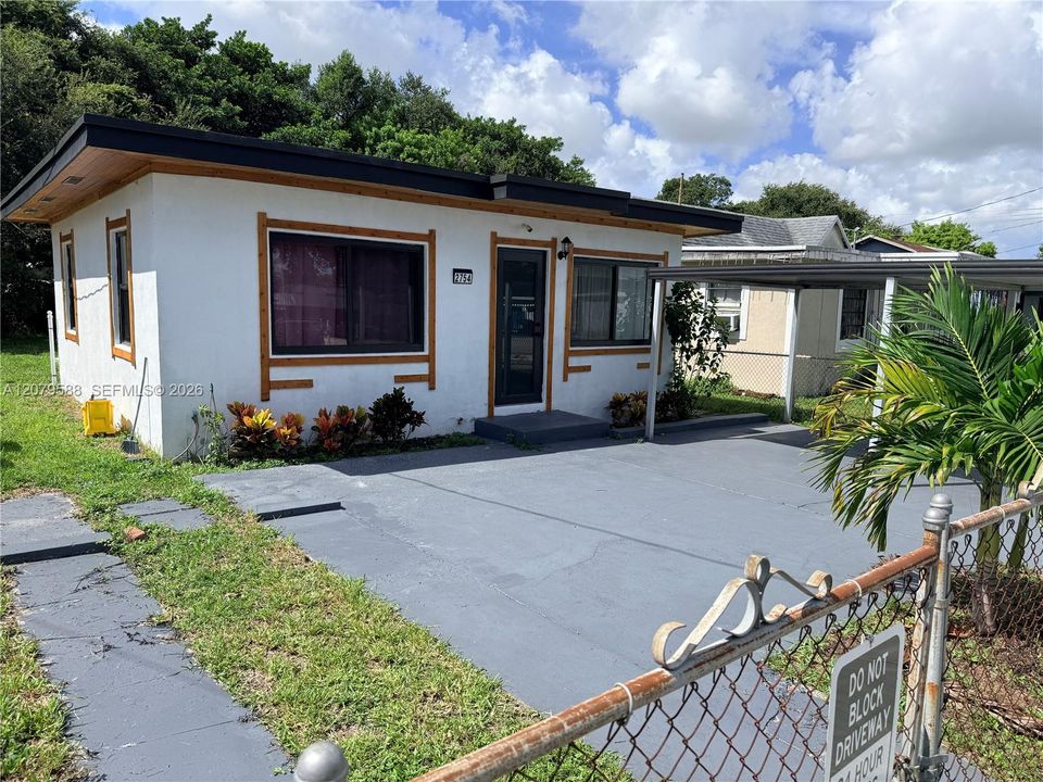 For Rent: $2,800 (3 beds, 2 baths, 725 Square Feet)