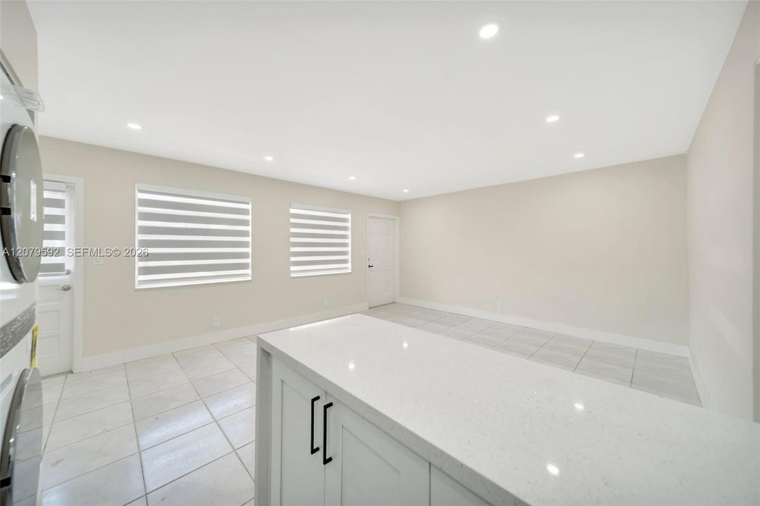 For Rent: $1,800 (2 beds, 1 baths, 770 Square Feet)