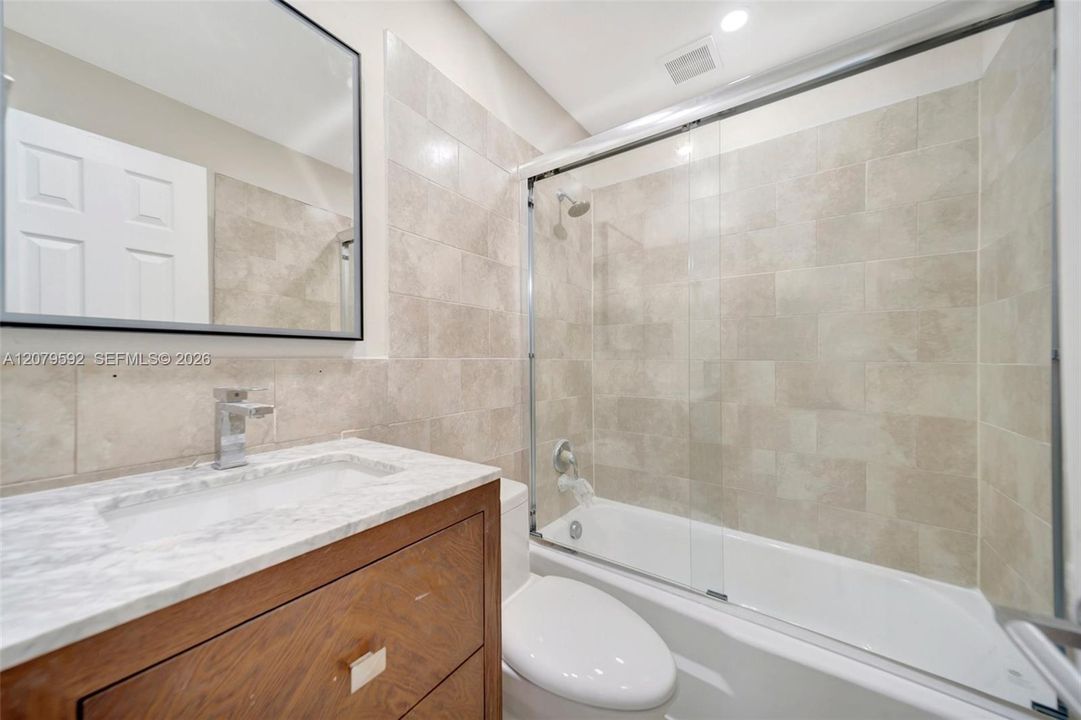 For Rent: $1,800 (2 beds, 1 baths, 770 Square Feet)