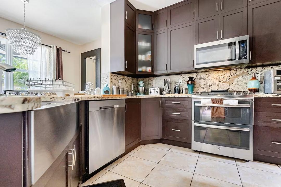 For Sale: $949,000 (5 beds, 3 baths, 2598 Square Feet)