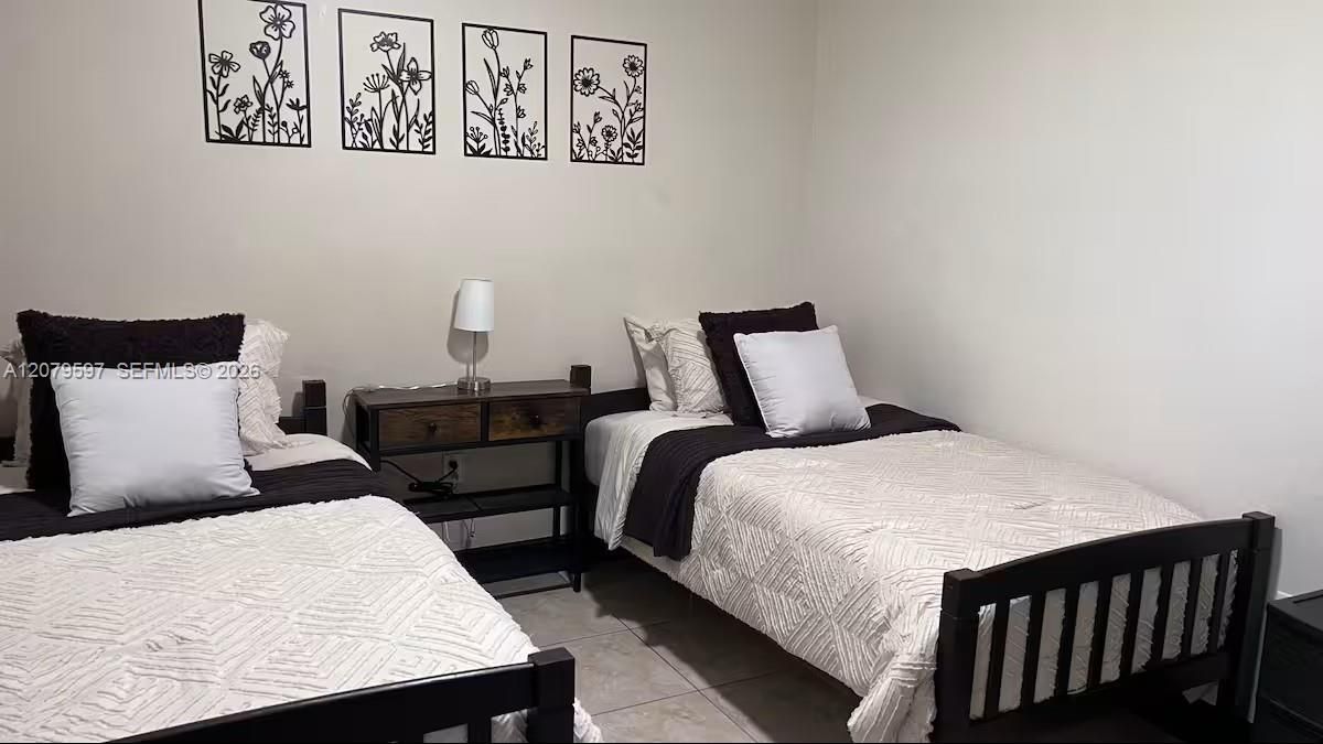 For Sale: $949,000 (5 beds, 3 baths, 2598 Square Feet)
