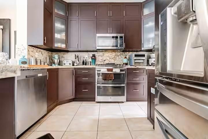 For Sale: $949,000 (5 beds, 3 baths, 2598 Square Feet)