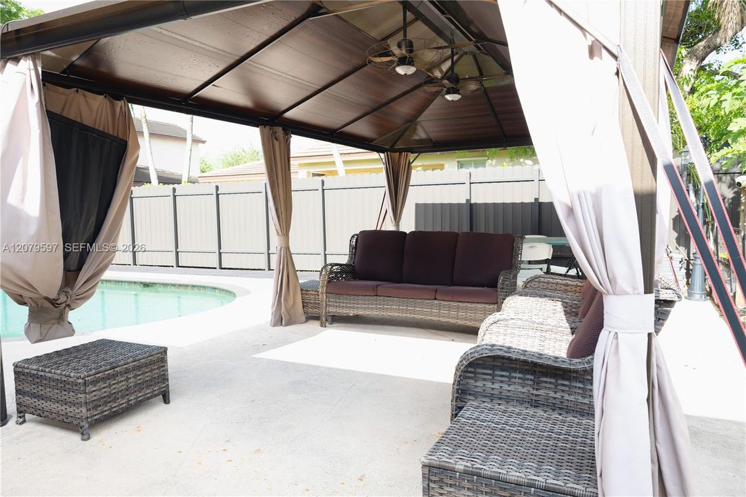 For Sale: $949,000 (5 beds, 3 baths, 2598 Square Feet)