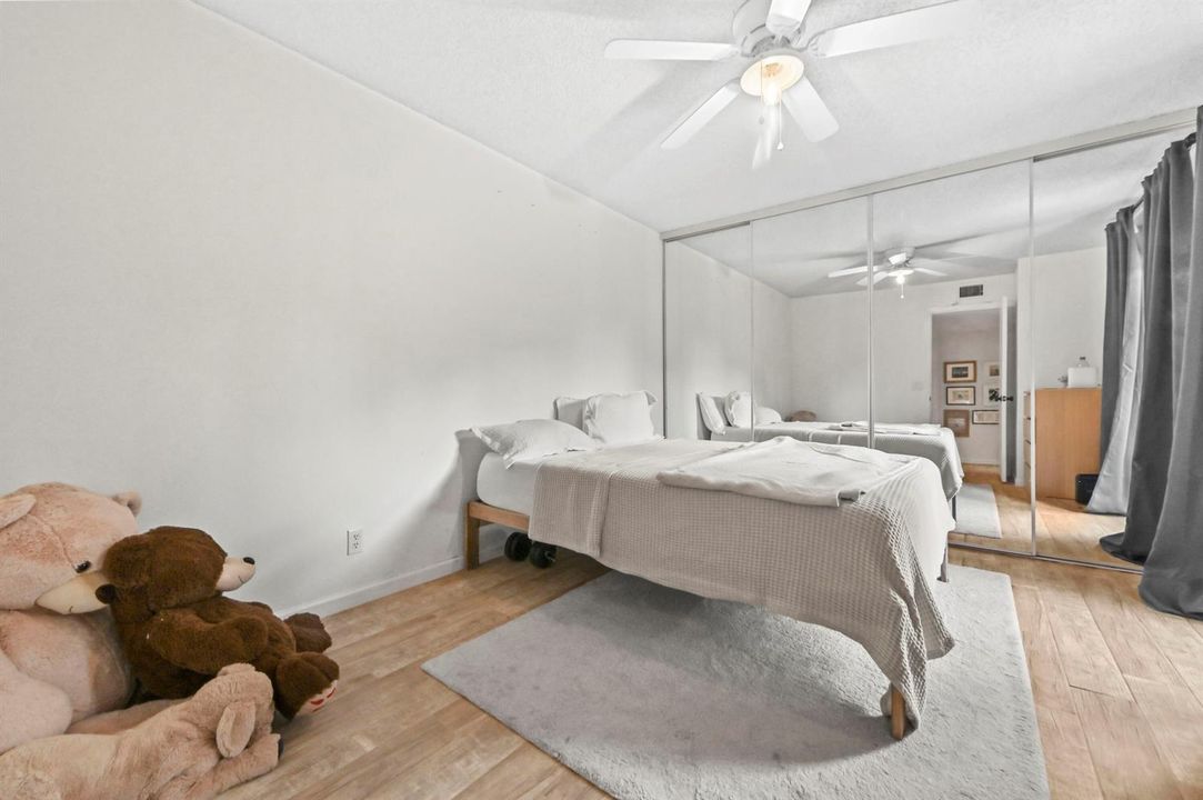 17 Bedroom 01