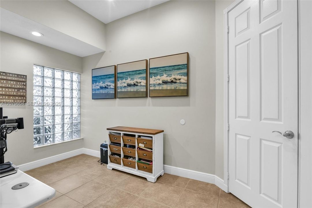 For Rent: $8,900 (5 beds, 3 baths, 2785 Square Feet)