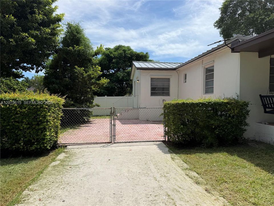 For Rent: $1,500 (1 beds, 1 baths, 400 Square Feet)