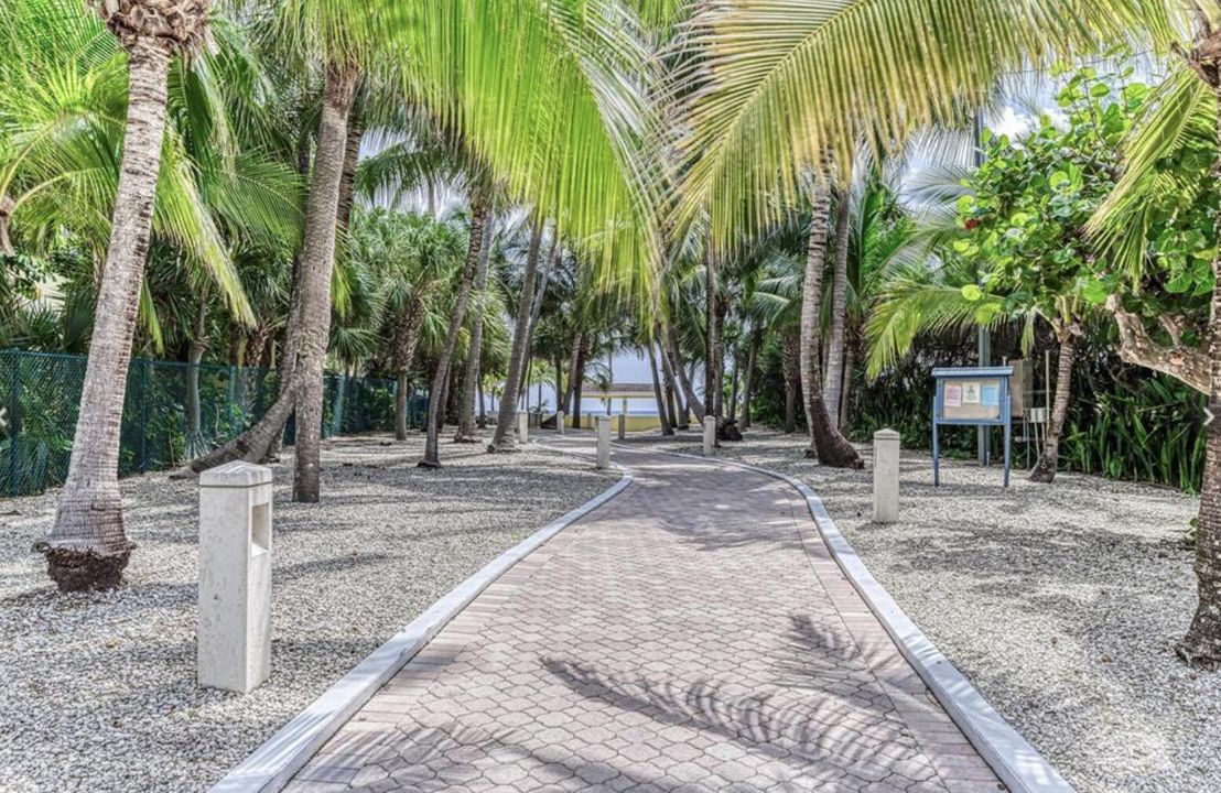 em beach path