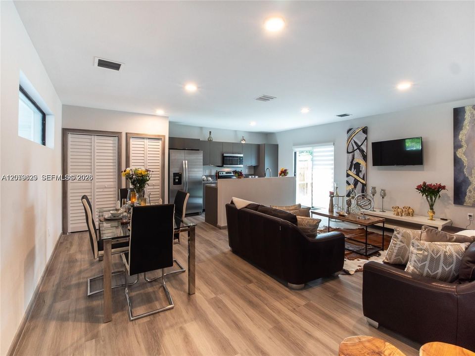 For Sale: $399,900 (3 beds, 2 baths, 1210 Square Feet)