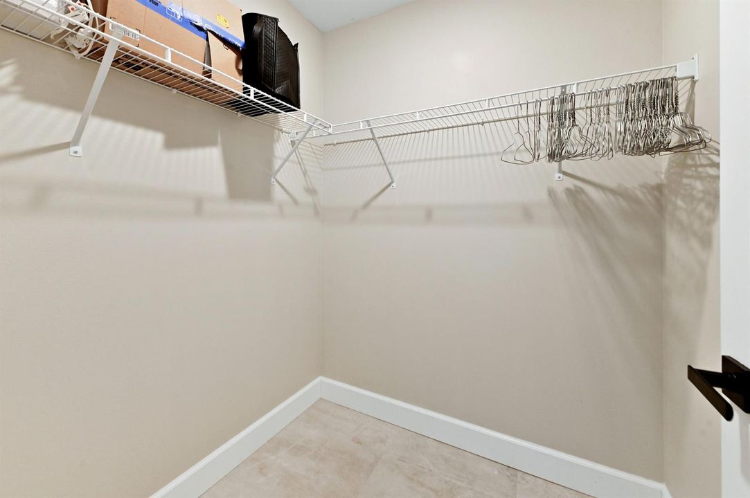 34 Closet 01