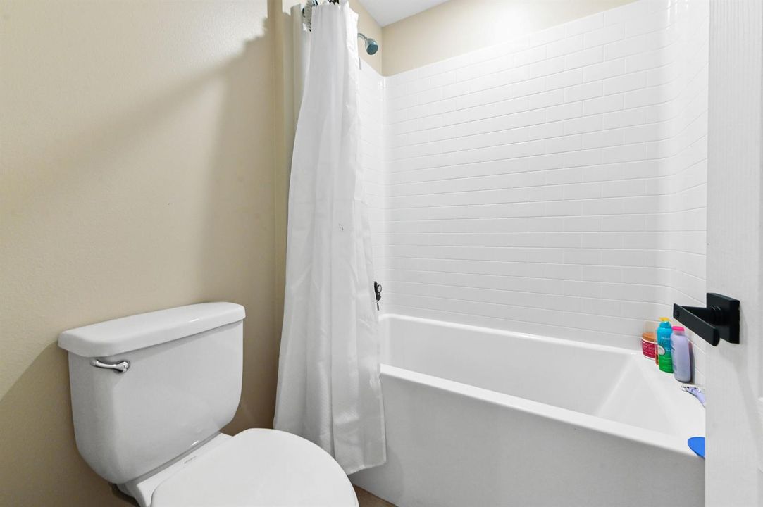 30 Bathroom 03