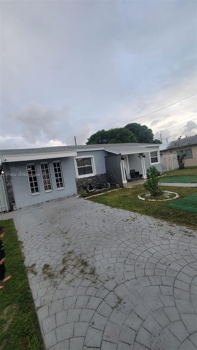 For Sale: $780,000 (4 beds, 3 baths, 1725 Square Feet)