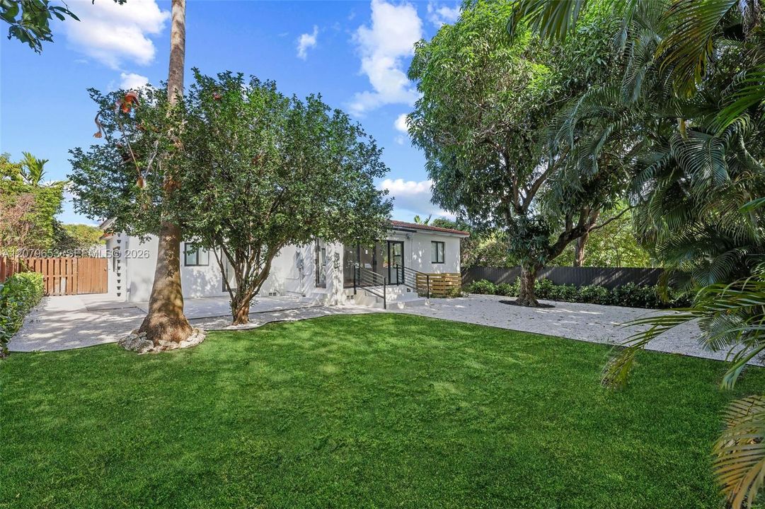 For Rent: $6,500 (3 beds, 3 baths, 1707 Square Feet)