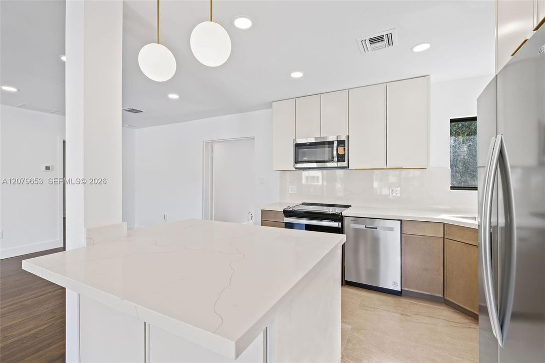 For Rent: $6,500 (3 beds, 3 baths, 1707 Square Feet)