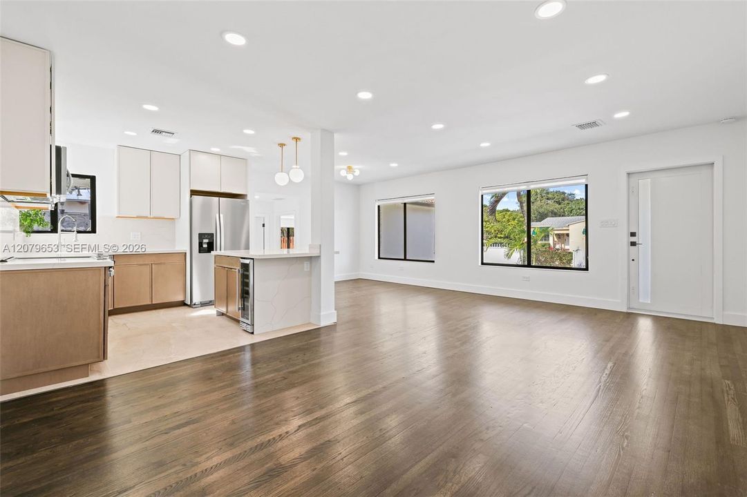 For Rent: $6,500 (3 beds, 3 baths, 1707 Square Feet)