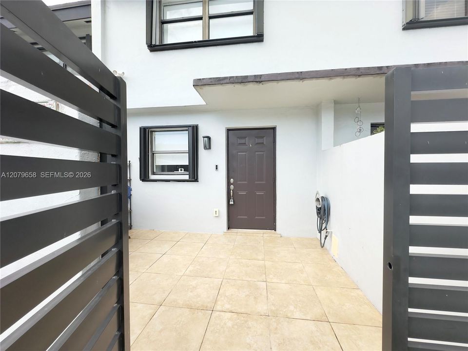 На продажу: $389,900 (2 спален, 1 ванн, 980 Квадратных фут)