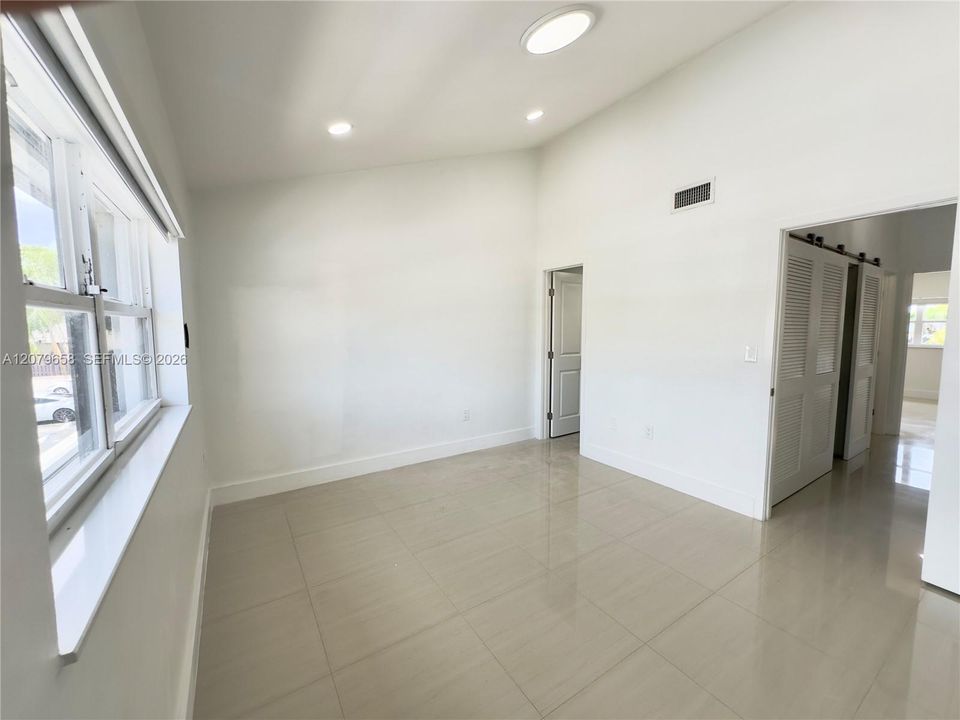 На продажу: $389,900 (2 спален, 1 ванн, 980 Квадратных фут)