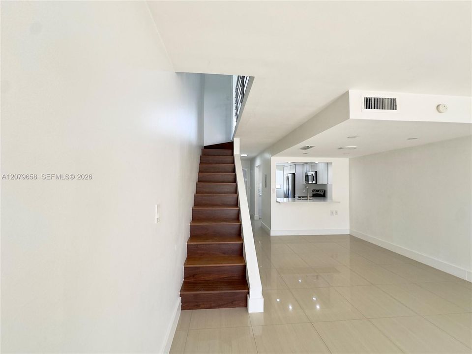 На продажу: $389,900 (2 спален, 1 ванн, 980 Квадратных фут)