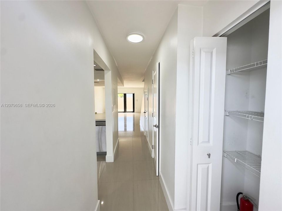 На продажу: $389,900 (2 спален, 1 ванн, 980 Квадратных фут)