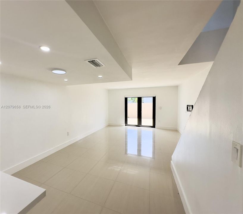 На продажу: $389,900 (2 спален, 1 ванн, 980 Квадратных фут)