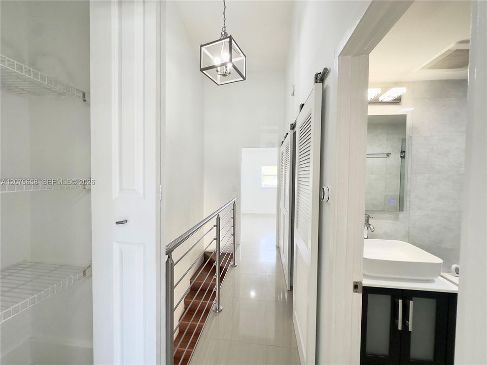 На продажу: $389,900 (2 спален, 1 ванн, 980 Квадратных фут)
