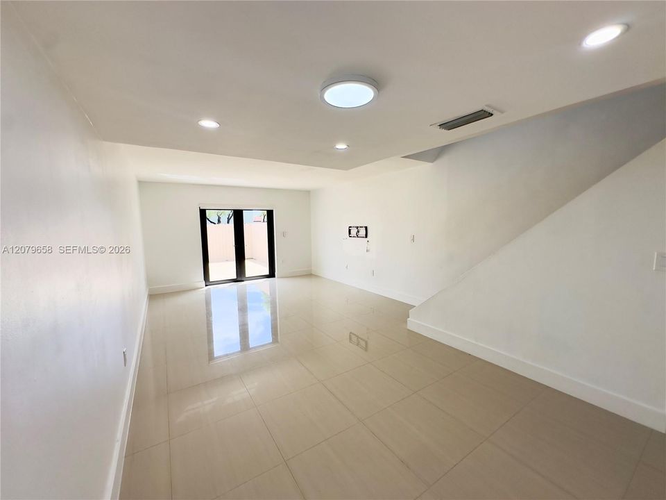 На продажу: $389,900 (2 спален, 1 ванн, 980 Квадратных фут)