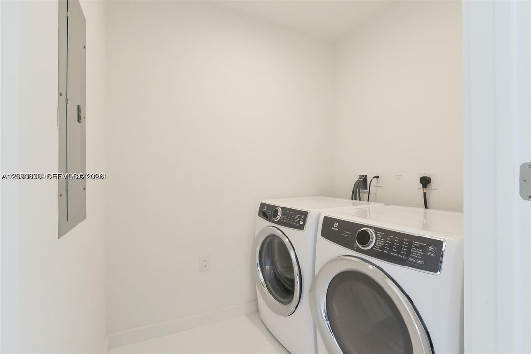 For Rent: $8,000 (2 beds, 3 baths, 1753 Square Feet)