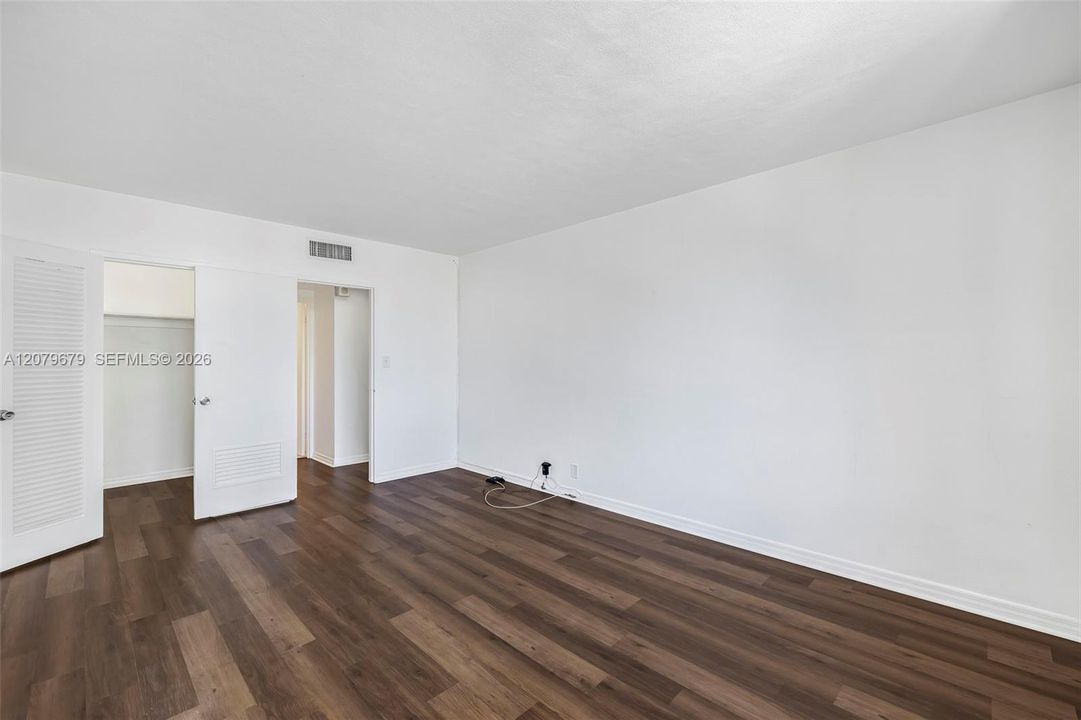 For Rent: $2,950 (1 beds, 1 baths, 837 Square Feet)