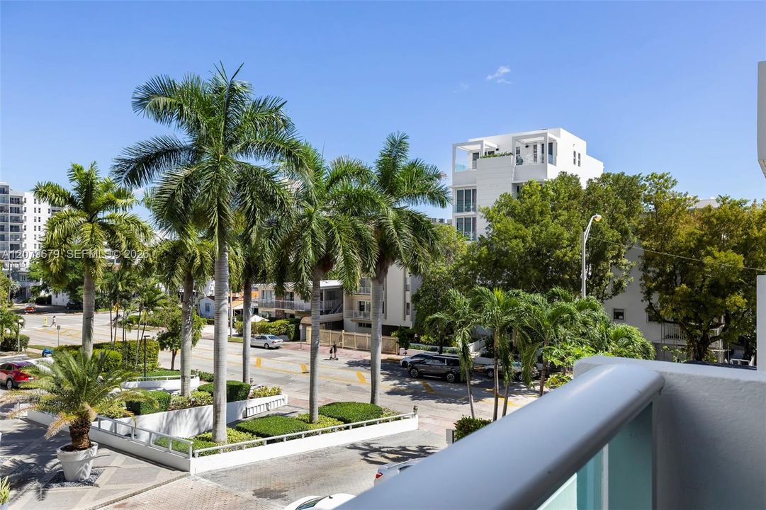 For Rent: $2,950 (1 beds, 1 baths, 837 Square Feet)