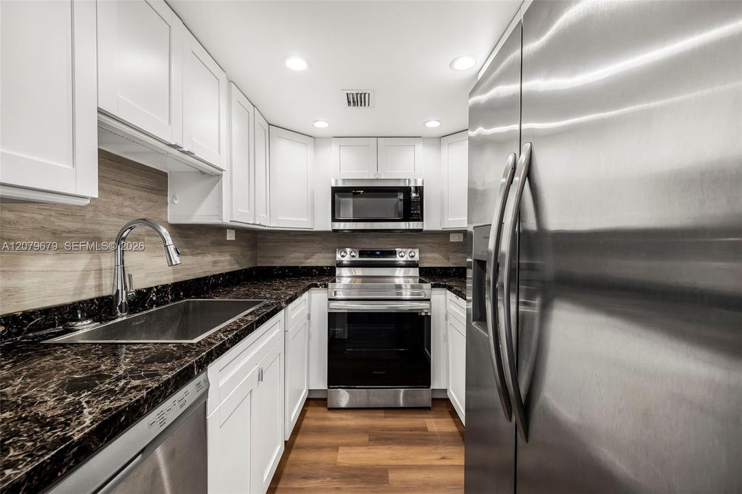 For Rent: $2,950 (1 beds, 1 baths, 837 Square Feet)