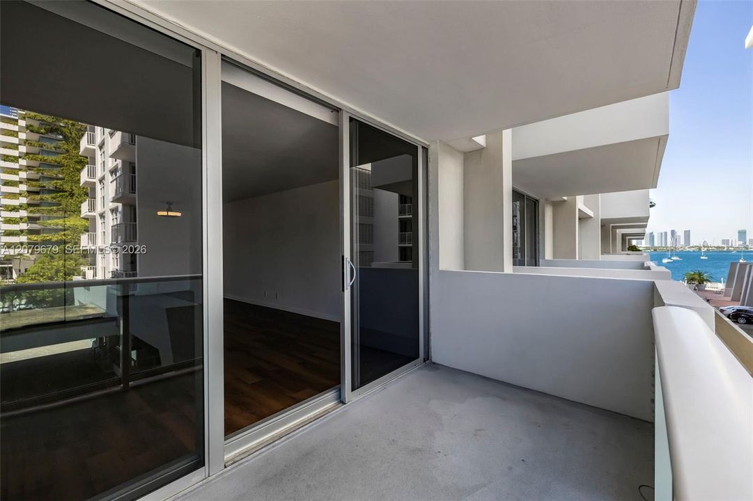 For Rent: $2,950 (1 beds, 1 baths, 837 Square Feet)