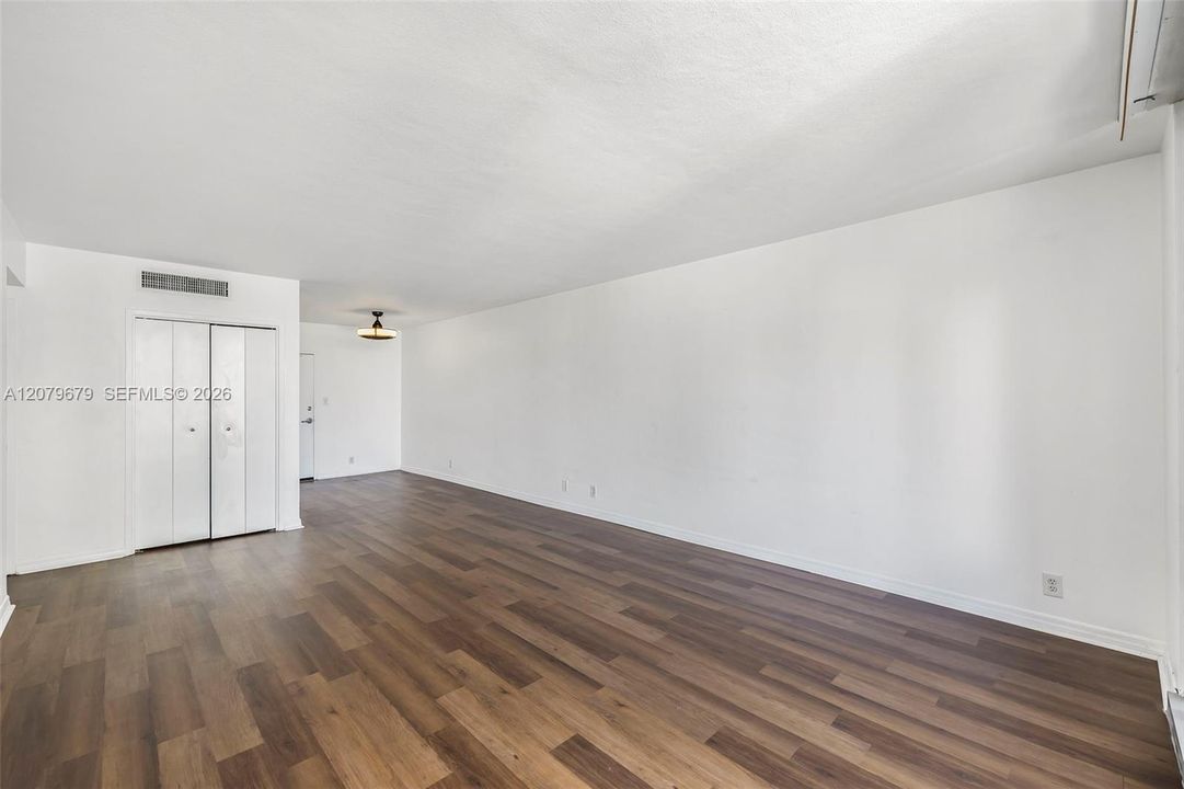 For Rent: $2,950 (1 beds, 1 baths, 837 Square Feet)