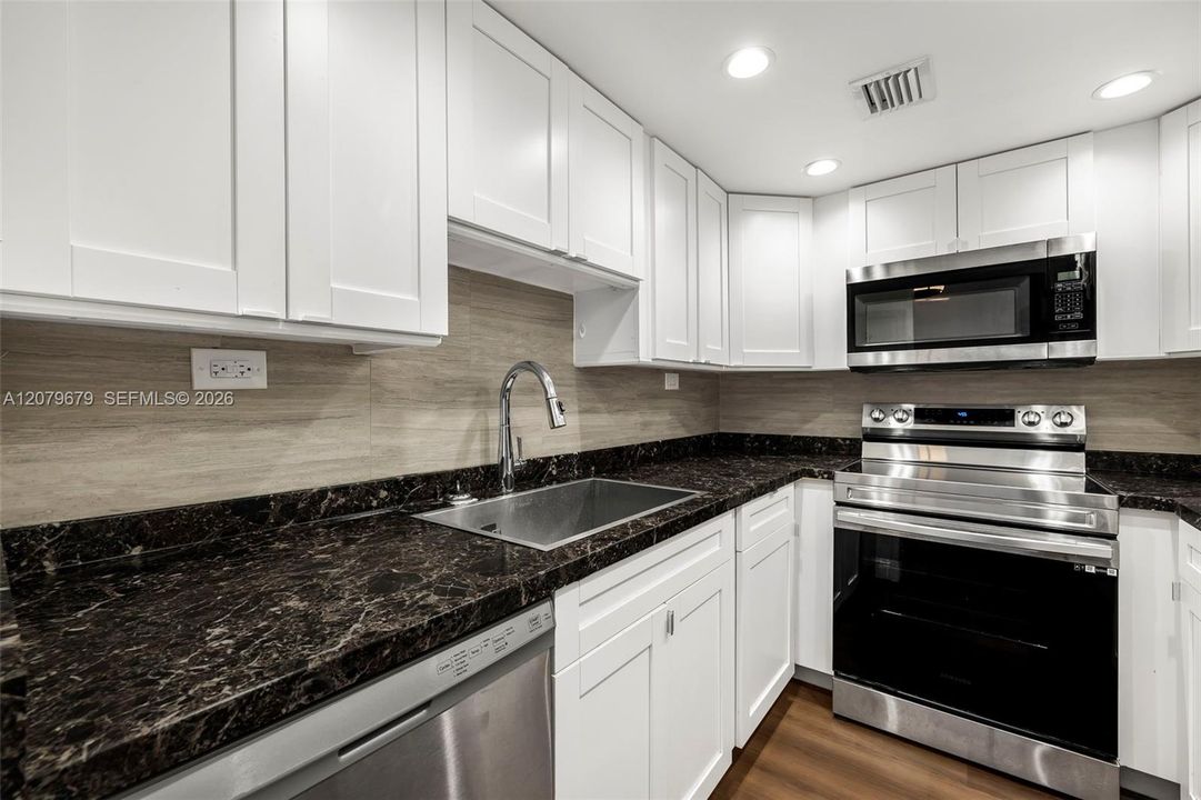 For Rent: $2,950 (1 beds, 1 baths, 837 Square Feet)