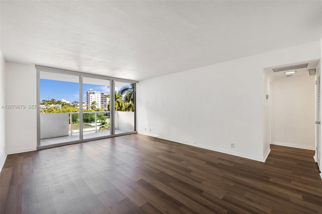 For Rent: $2,950 (1 beds, 1 baths, 837 Square Feet)