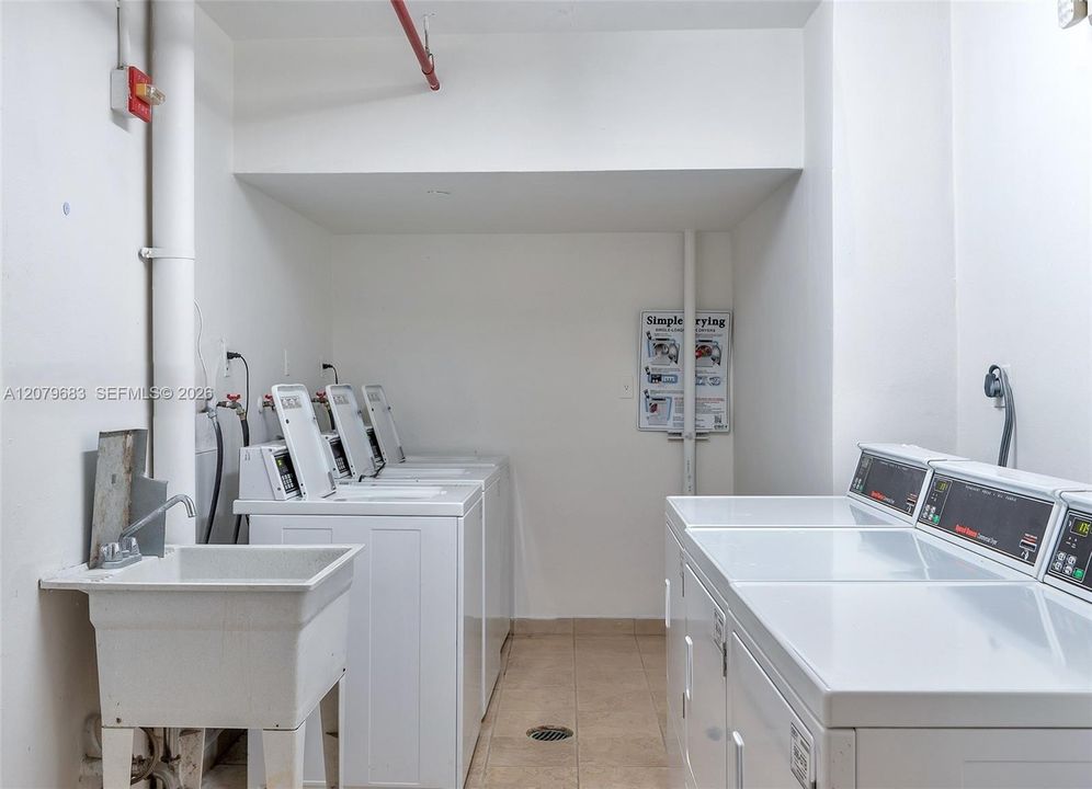 For Sale: $599,000 (1 beds, 1 baths, 852 Square Feet)