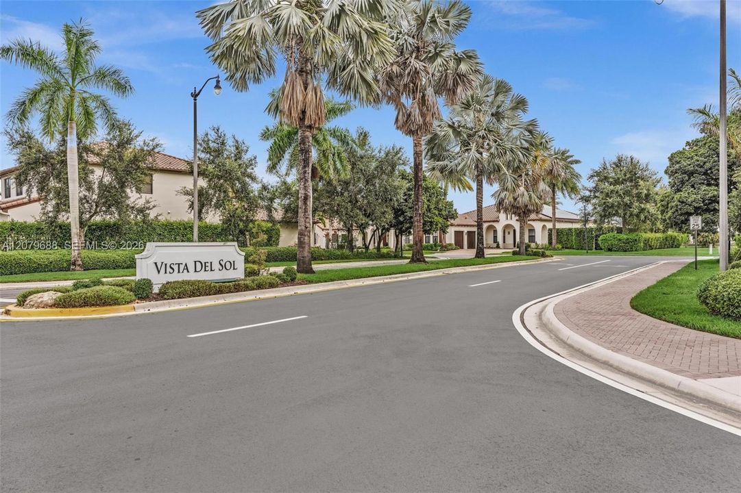 For Sale: $850,000 (4 beds, 2 baths, 2084 Square Feet)