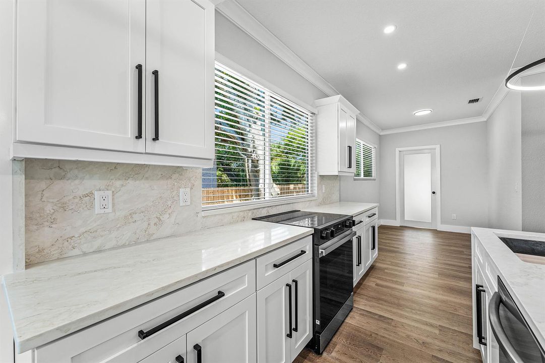 MODERN KITCHEN