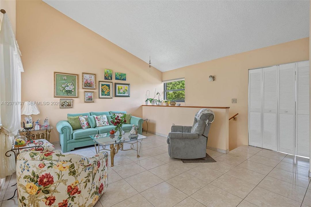 En Venta: $359,000 (3 camas, 2 baños, 1275 Pies cuadrados)