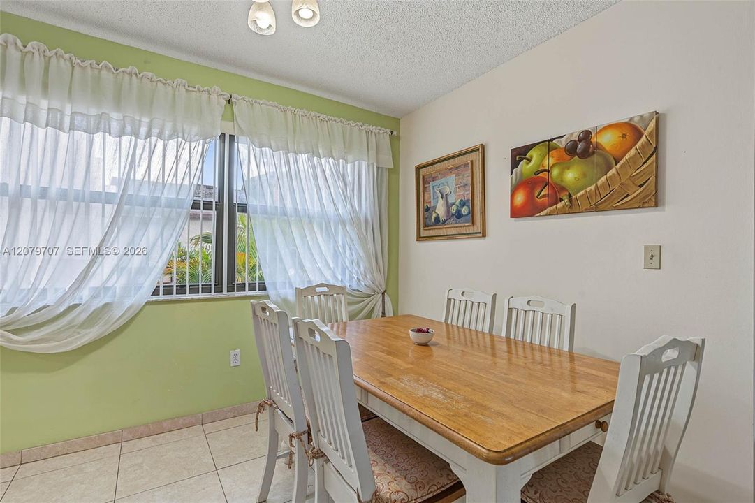 En Venta: $359,000 (3 camas, 2 baños, 1275 Pies cuadrados)