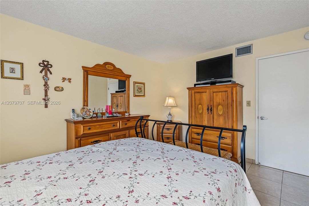 En Venta: $359,000 (3 camas, 2 baños, 1275 Pies cuadrados)